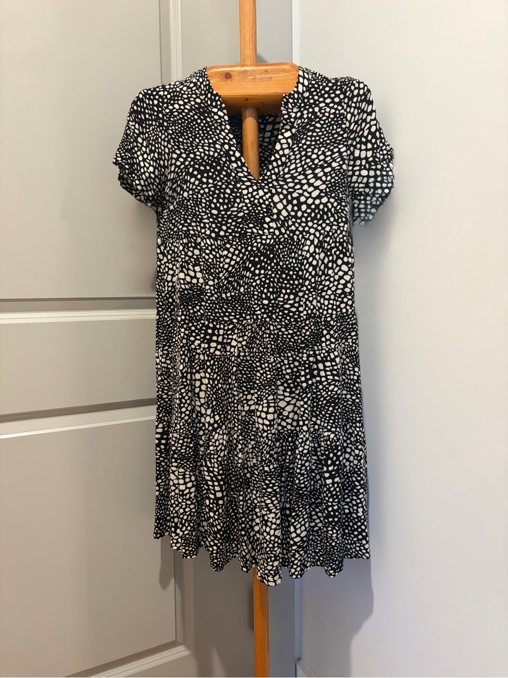 Maeve Black and White Sacha Maeve Printed Short Sleeve Tiered Dress Small